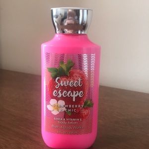 Free with any purchase Sweet escape strawberry 🍓